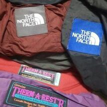 66*【中古】*NORTHFACE ノースフェイス 寝袋 ＆ Thermarest マット兼チェア_画像2