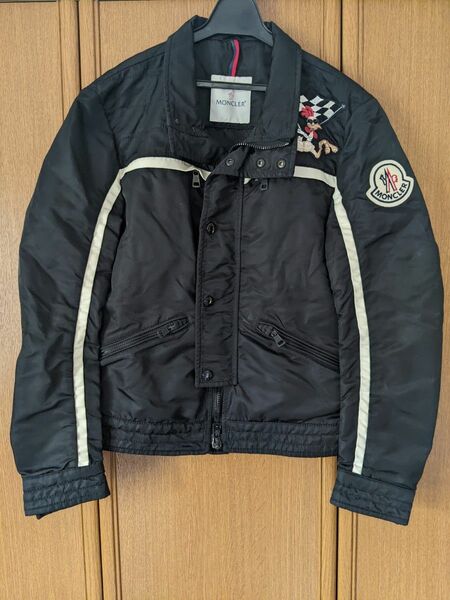 モンクレール　ジャケット　黒色　ブラック　白色　ホワイト　チキン　鶏　鳥　イタリア製　MONCLER