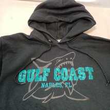 zcl-f14♪USユーズドパーカー■Gulfcoast Inn Naplesフロリダネーブルズホテル メイシーズ感謝デー刺繍ロゴパーカーブラック系【サイズM】_画像7