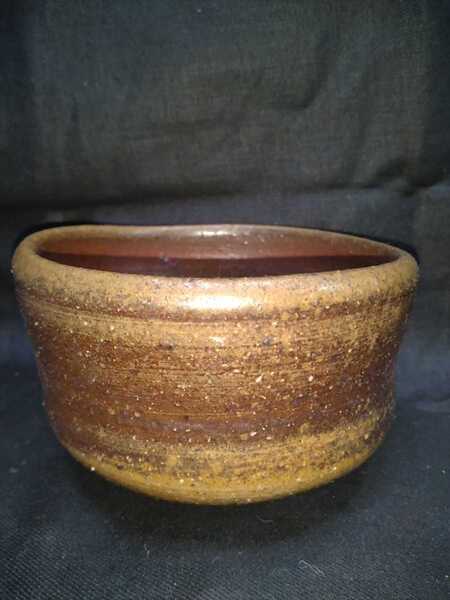 この価格 抹茶茶碗 備前焼(高さ8cm 径13cm 高台径cm) ゴマが口縁に降った少し大ぶりな器 送料は無料です