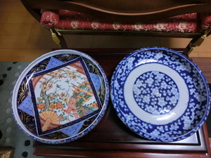 古い中鉢、直径約27㎝、青作の陶印で盛り皿か、 菓子鉢と思います、形は全く同じで絵違い、ソリが特長です、セットと思います。