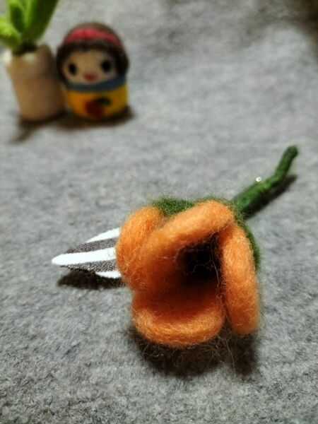 ハンドメイド 羊毛フェルト お花ブローチ