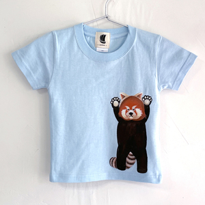 Art hand Auction T-shirt Enfant, taille 110, bleu, t-shirt à imprimé panda roux, Fait main, t-shirt dessiné à la main, animal, hauts, T-shirt à manches courtes, 110(105~114 cm)