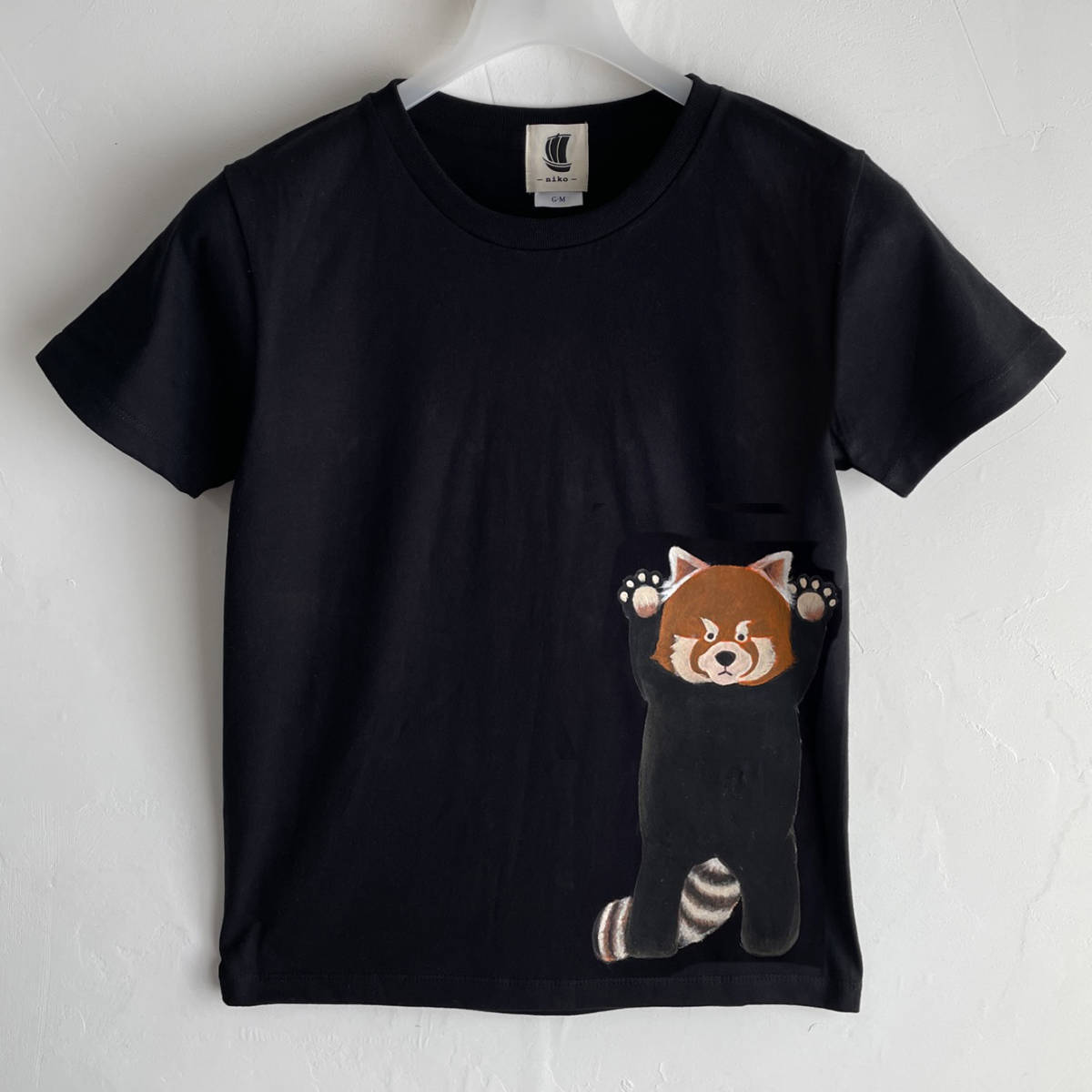 Damen-T-Shirt, Größe L, Schwarz, T-Shirt mit Lesser-Pan-Muster, Weiß, handgefertigt, handbemaltes T-Shirt, Tier, Große Größe, Rundhals, Eine Illustration, Charakter