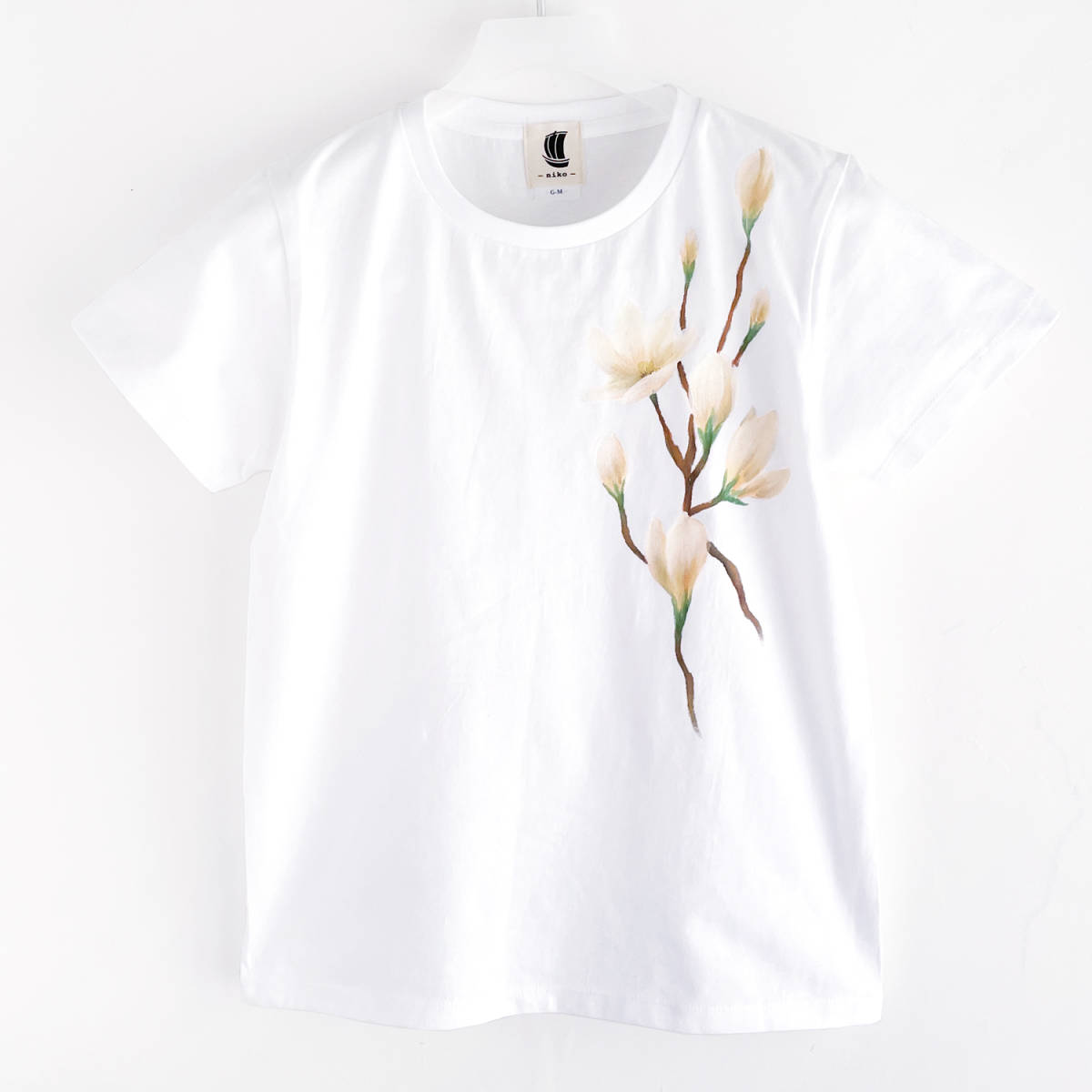Women's T-shirt L size White Magnolia pattern T-shirt Handmade Hand-painted T-shirt Magnolia, L size, round neck, patterned