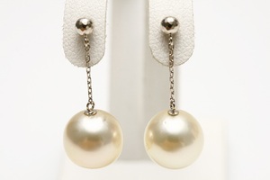  south . White Butterfly pearl pearl chain earrings 9mm white green color K18WG made 