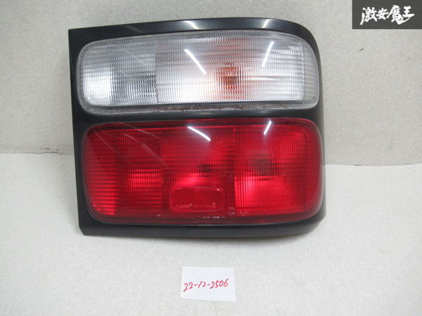 てなグッズや トヨタ コースター 右リヤテールランプユニット 81551