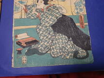 （３）和服女性図　汚れ傷み折れ目難点いっぱいですが、江戸時代の実物木版画です。「馬喰四木屋板」絵師は豊国です。_画像3