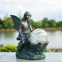 妖精のガーデン彫刻 ソーラーライト付き ガラスグローブ置物彫像 ブロンズ風フィギュア庭園アート(輸入品_画像3