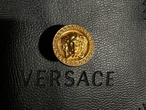 新品◆袋付き◆VERSACE◆金メデューサ×グレカ柄ラペルピン◆ピンバッジ◆ブローチ◆ゴールド◆ヴェルサーチ◆スーツ ジャケット コートに