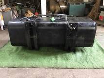 XZU341 日野 デュトロ 燃料タンク 100L ステー バンド付き I 22122 即日発送可 ヤフオク イスズ 99×50×51_画像3