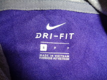 b956◆NIKE DRI-FIT Kansas State フーディー プルオーバー◆ナイキ S 紫×グレー カンザスステイト大学 サムホール付 ポリ素材 ジャージ4L_画像4