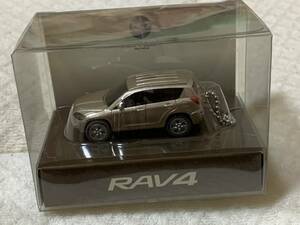 非売品　トヨタ　キーホルダー　ライト点灯ミニカー　RAV4 ラブフォー　ベージュマイカメタリック　未使用　箱難