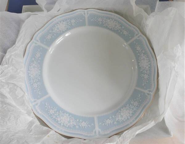贅沢陶器)特別値下 ノリタケ 新品箱入りディナー皿 ケーキ皿として使用できるレースウッド+ゴールド 英国より里帰り新品