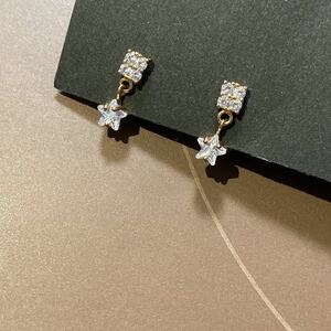 【送料無料】新品 未使用 ピアス チタン アクセサリー ストーン 揺れるピアス アレルギーフリー 星