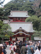 八幡宮参詣客溢れ活気戻る若宮大路大混雑