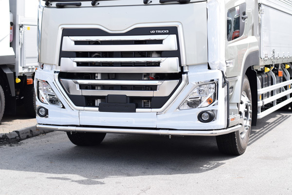 本日の目玉 日産UDトラックス 17クオン バンパーエンドカバー L R