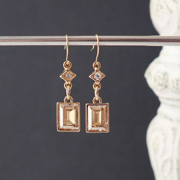 【k18金フックピアス】クリスタルライトイエロー #4527 ゆらゆらハンドメイドピアス