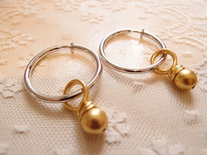 ★銀色のリングから金色のリングが下がったデザインのイヤリング