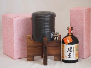 国産美濃焼 焼酎サーバー1200cc木代付セット(13.5×15.5cm 1.6kg)神楽酒造 本格むぎ焼酎 十三年熟成猶薫 (宮崎県) 720ml