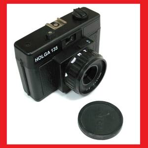 ゆうパック.60サイズ発送.明記済み　 HOLGA 135　ホルガ　 トイカメラ 　おもカメ　　47ｍｍ　1：8　レトロ.レンズ遊びに　（赤枠.樂多我）