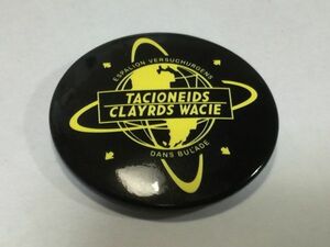 ピンバッチ　DANS BUADE TACIONEIDS CLAYRDS WACIE 直径3.8㎝　　2F3Y 9901