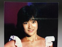 岡田有希子 生写真 ノースリーブ 三角形ネックレス ステージ衣装 刺繍 Sakuracolor SR Paper_画像2