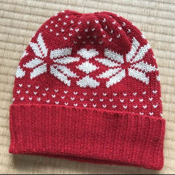 赤い雪の結晶ニット帽 ユニセックス　ニットキャップ