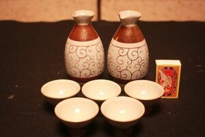 【蔵出し】★陶磁器 酒器『九谷焼 白粒唐草文 徳利2本＆猪口5客セット』加賀九谷★検:(熱燗/日本酒/古い/杯/盃/レトロ/当時物)0112C