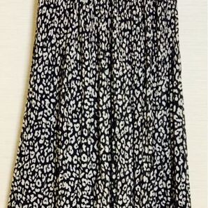 AZULの綺麗目なフレアスカート オールシーズン使える柄と素材 ウエストゴムタイプになります。