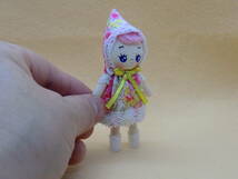 小さなお人形さん　　ミニチュアドール　ドールハウス　布製　　ハンドメイド　ブライスの人形　　黄色のリボン_画像2