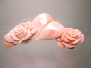☆本珊瑚薔薇の花とハート彫刻のブローチ 10,65g