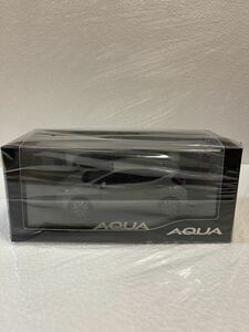1/30 トヨタ 新型アクア AQUA カラーサンプル ミニカー 非売品　アーバンカーキ