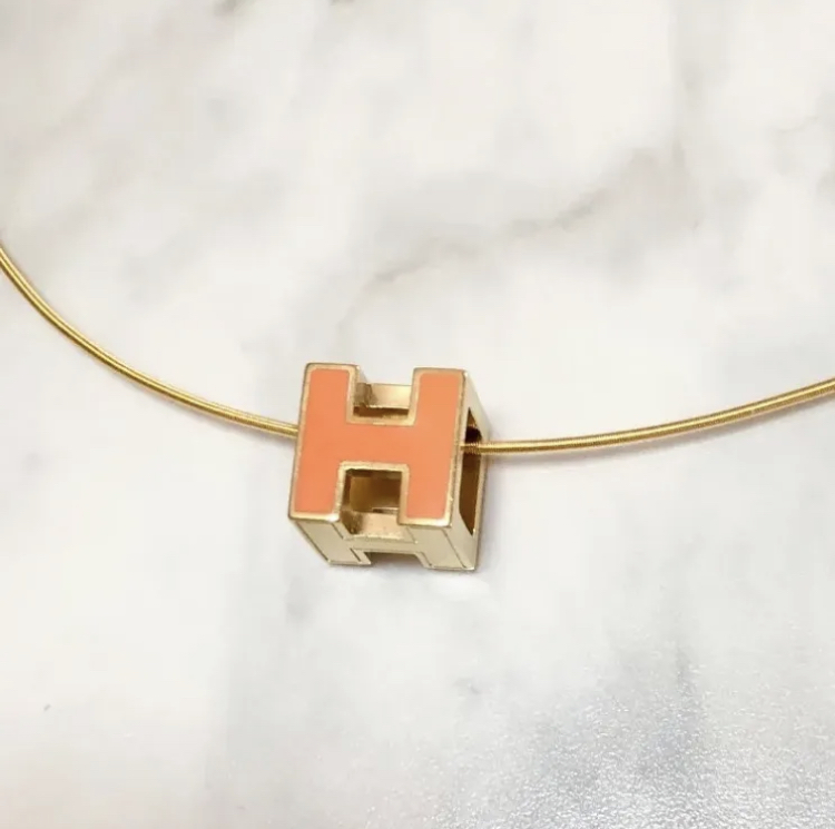 HERMES エルメス カージュドアッシュ Hキューブ ロゴ ネックレス ブルー HERMES エルメス カージュドアッシュ Hキューブ ロゴ ネックレス ブルー ネックレス 分割 セール