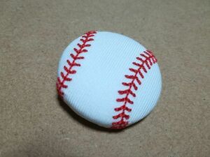 プロ野球応援グッズ（アクセサリー）/野球ボール刺繍入りくるみボタン38mm白×赤/ヘアゴム・ピンバッジ・キーバッグリング