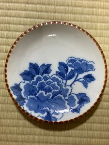 2301m55/伊万里染付イゲ皿（印判）大輪の牡丹・植物画・印譜/径１8.5㎝/佐川急便60サイズ/