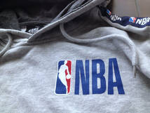 【既決USA】NBA BASKETBALL ★ バスケットボール@完売胸元&袖【NBA】ロゴ入パーカー【NBA Men's Logo Graphic Fleece Hoodie】 Grey @2XL_画像6