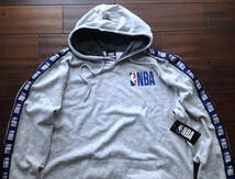 【既決USA】NBA BASKETBALL ★ バスケットボール@完売胸元&袖【NBA】ロゴ入パーカー【NBA Men's Logo Graphic Fleece Hoodie】 Grey @2XL_画像3