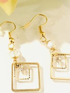  new goods unused rhinestone & cut beads & square frame design Gold tone earrings size 3cm