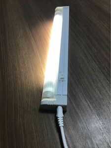 オーム電機 省エネ型スリム照明器具 ファイブエコ N 8W 本体と昼白色ランプのセット TBL-08/5N