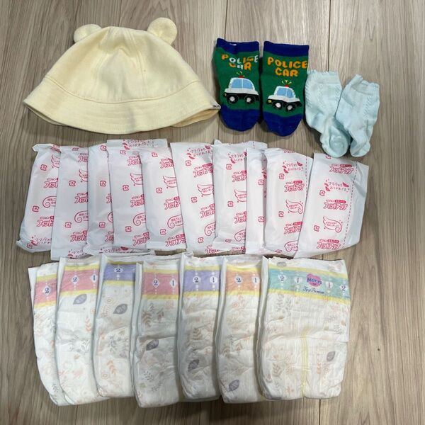 帽子、靴下2足、母乳パッド、新生児用オムツのセット売りです!
