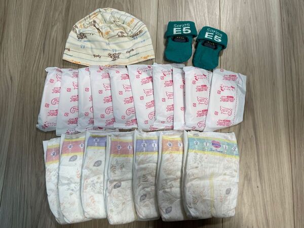 紙おむつ、母乳パッド、帽子、靴下のセット販売