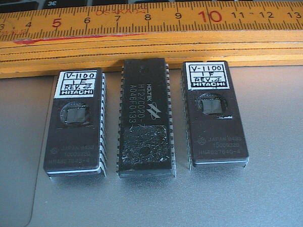 日立HN482764G-4 UV-EPROM 64K ２個とHT27C020 CMOS 256K EPROM １個セット　即決　送料込み