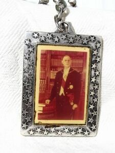 シャルルドゴール将軍　charles de gaulle　 　キーホルダー　フランスアンティーク　メタル 　勲章　紋章