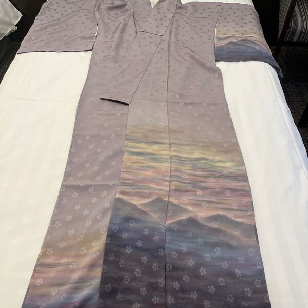 美品!上品な藤色に朝焼けと山なみ模様の訪問着