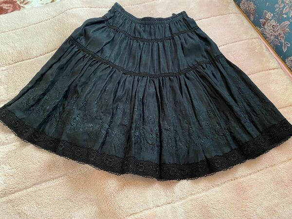 ロイスクレヨン　フェイクスエードのブラック刺繍スカート