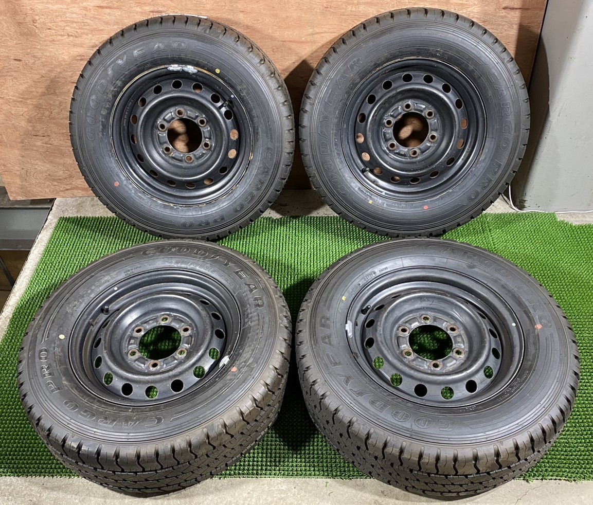 スタッドレスタイヤ 215/70R15 107/105LT 17年製造 ホイール付き 4本
