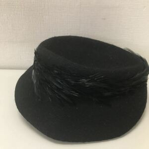 Millinery Takashimaya(高島屋) 羽付きフェルト帽子(ブラック) 56 フォーマル エレガント ベレー帽