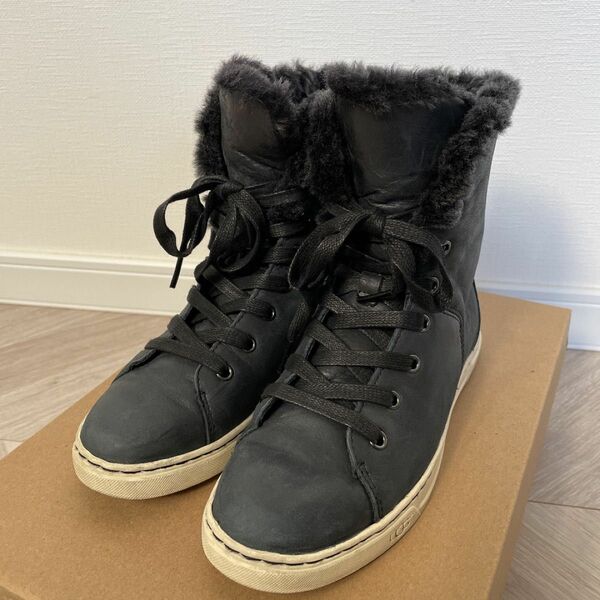 UGG アグ　ブラックレザー　ボアブーツ　22cm UGG