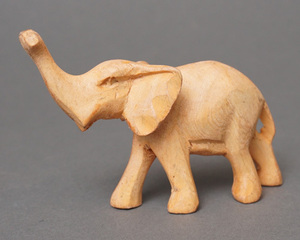 アフリカ　ケニア　ゾウ　B　木彫り　置き物　Mサイズ　オブジェ　彫刻　動物